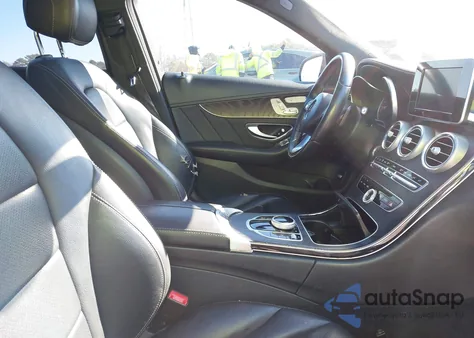 2017 Mercedes-Benz C 300 Luxury/Sport z USA, uszkodzony, nr VIN 55SWF4JB4HU203596